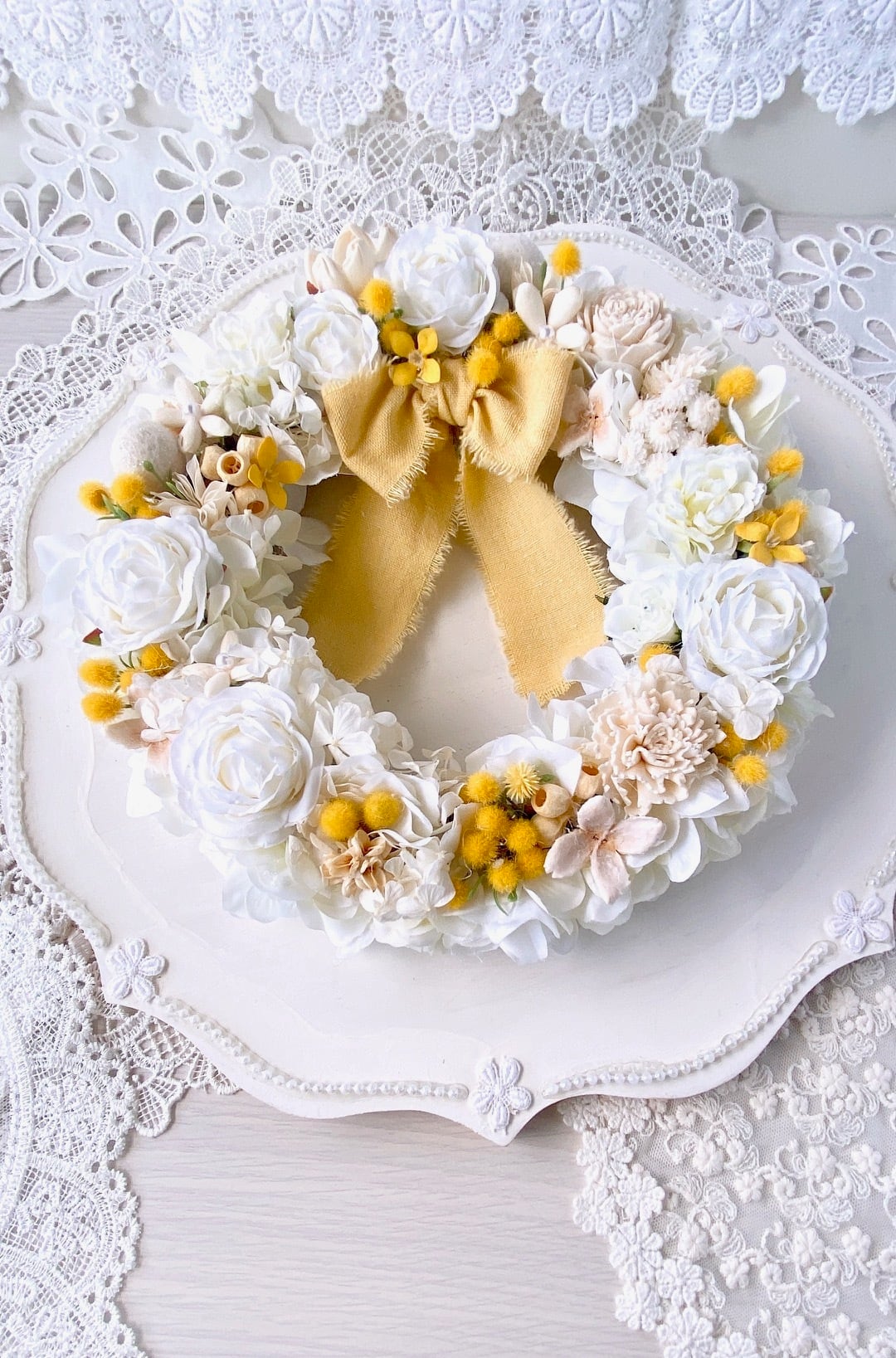 【WR-007】ホワイト×ミモザのやさしいナチュラルリース /アイボリーリボンのギフトケース入り ―｜上品で華やかな冬の贈り物｜ナチュラルインテリア・ギフトにもおすすめ