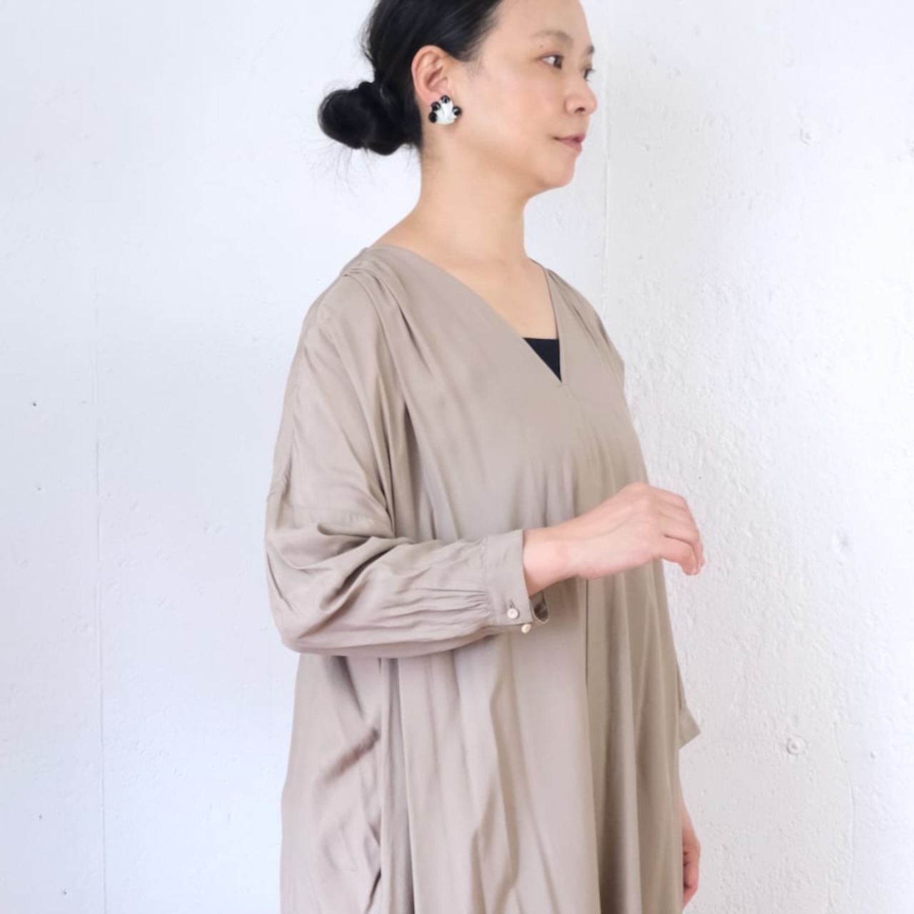 suzuki takayuki (スズキタカユキ) v-neck dress レーヨンシルク Vネックワンピース