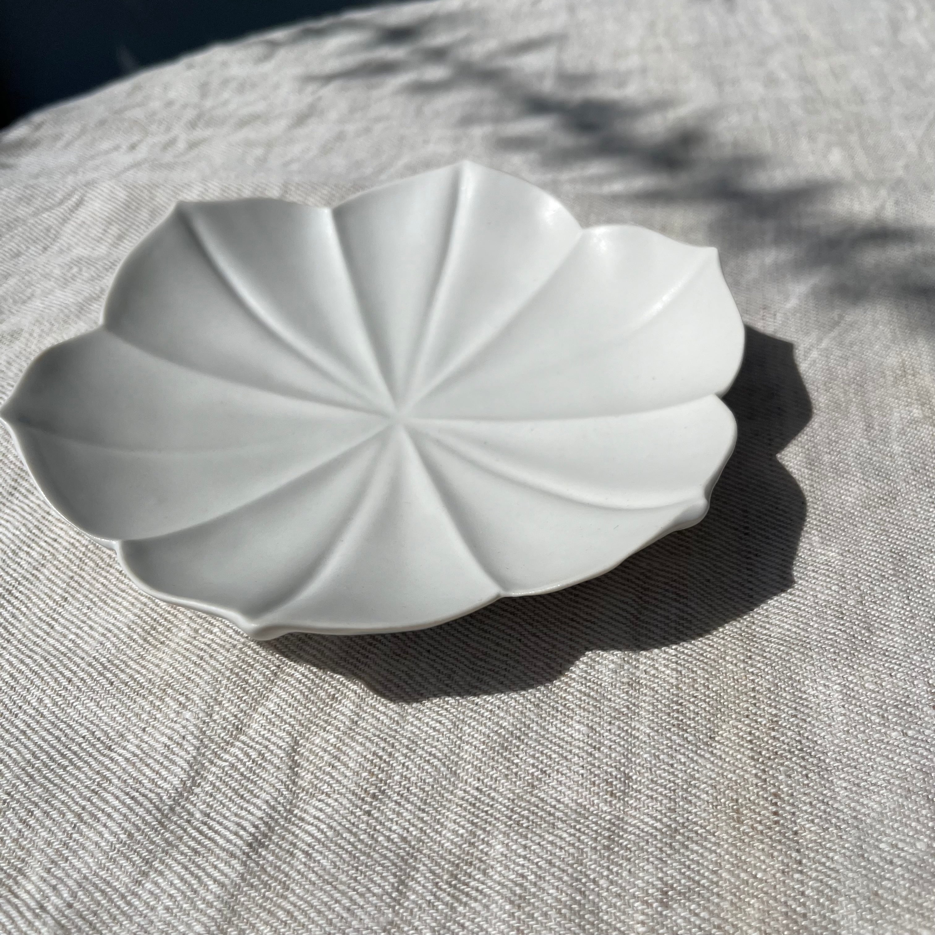 臼杵焼 USUKIYAKI 稜花蓮弁皿 S ホワイト USUKIYAKI研究所 | ihana