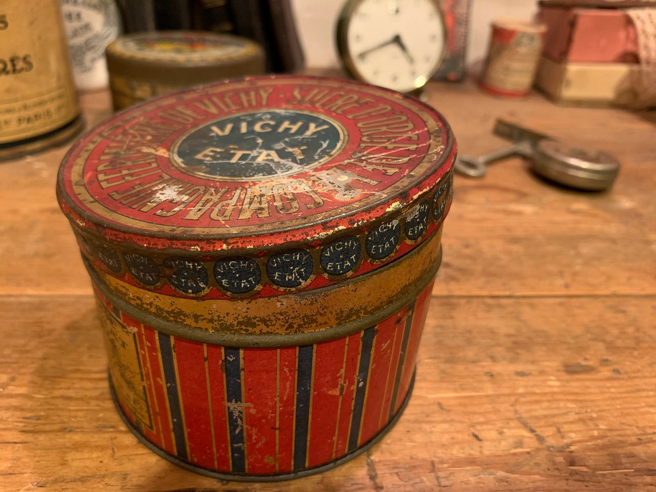 可愛い文字が入った丸いVichy-Etatティン缶 フレンチアンティーク
