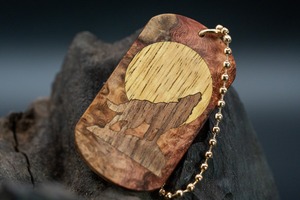 ※【朱色の銘木】 本花梨瘤 紅白 ドッグタグ 象嵌 月と狼