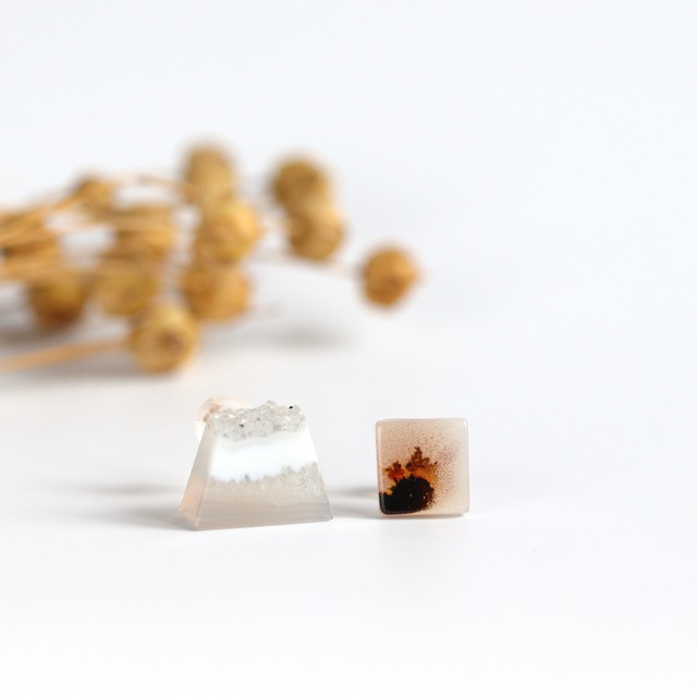 K10｜まるで小さな富士山｜アゲートの片耳スタッドピアス｜一点もの