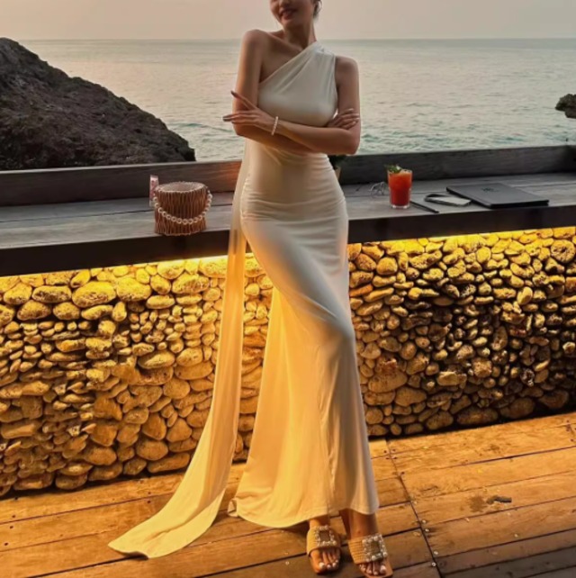 ロングドレス ドレス ウェディング パーティー 結婚式 二次会 披露宴 演奏会 発表会 ステージ 謝恩会 ラウンジ クラブ ロング 袖なし ノースリーブ ワンショル スリム 細身 イブニング 可愛い きれいめ 大人可愛い 上品 おしゃれ キュート エレガント 主役級 存在感 抜け感 クラシック 清楚 ゴージャス シック 華やか クラシカル 無地 イベント ホテル レストラン 誕生日 バースデー 高見え 格上げ プチプラ 女子会 春 夏 秋 ロングシーズン S M L ベーシックカラー 白 ホワイト