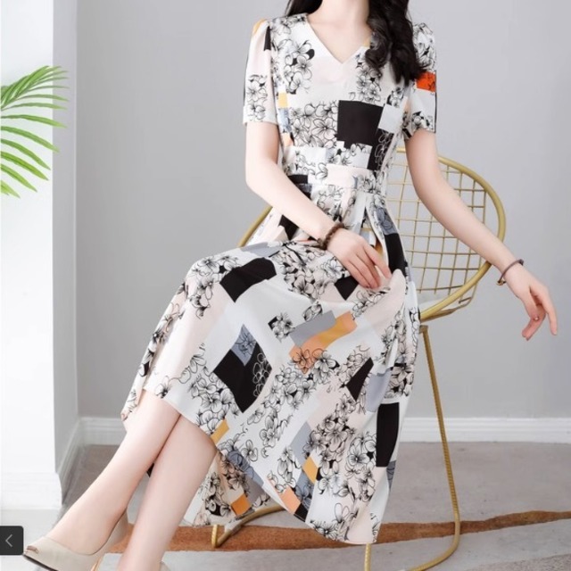 レディース ワンピース  フレアワンピース ワンピドレス 膝下 ミモレ ミモレ丈 袖あり 半袖 Vネック 襟なし セミフレア 切り替えデザイン かわいい 大人可愛い きれいめ シンプル カジュアル 上品 おしゃれ お洒落 レトロ 大人女子 こなれ感 ラフ ラブリー キュート ガーリー 個性的 クール モード系 エレガント モダン 主役級 存在感 抜け感 レディース デート お出かけ 女子会 休日 着回し 普段使い ファッション コーデ スタイル モテ プレゼント 定番 トレンド インスタ映え