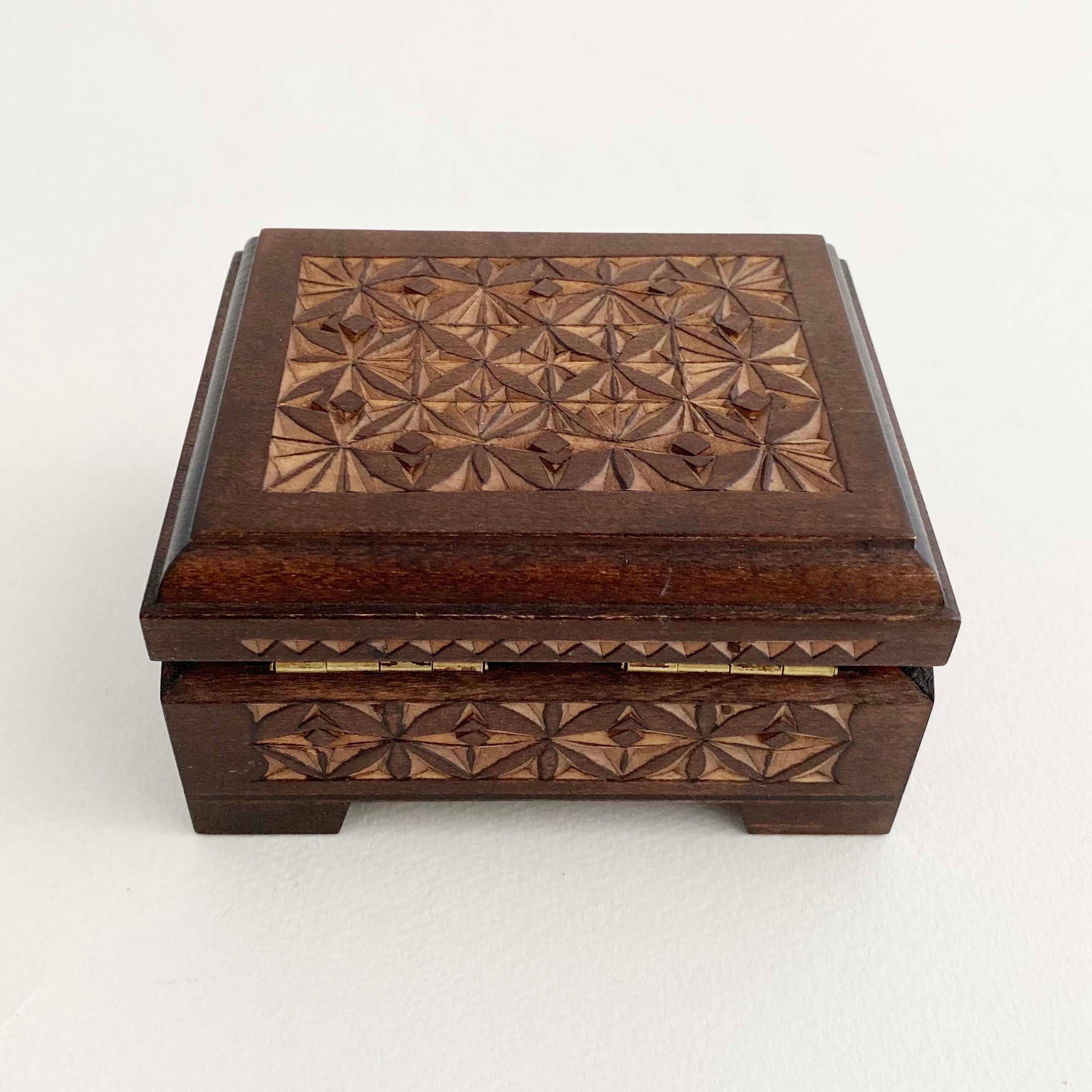 キーロフの木彫ひみつ箱(小)