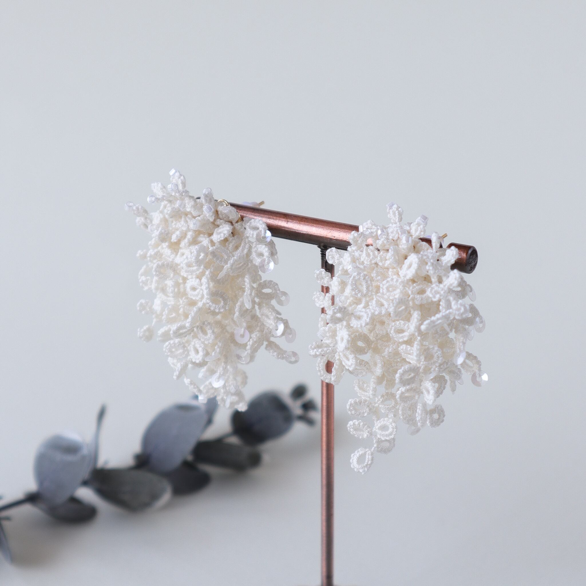 タティングレースのピアス Fluffy fit＜フラッフィー フィット＞Swan ※イヤリングに変更可