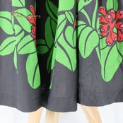 フラダンス 衣装 Lei Aloha レイアロハ ワンピース ブラック系 レフア柄 黒 緑 赤 花 花柄 ワンショルダー かわいい フラ ダンス ダンス衣装 イベント ステージ 華やか グリーン系 レッド系