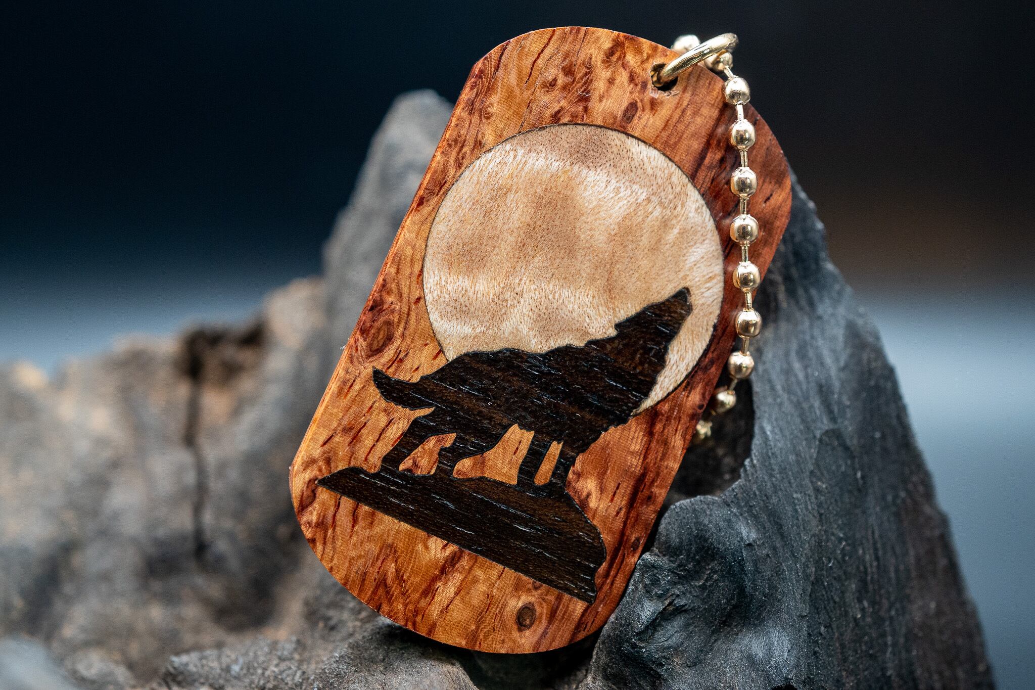 【最高峰の鳥眼杢】バーズアイローズウッド 極上 ドッグタグ 象嵌 月とオオカミ