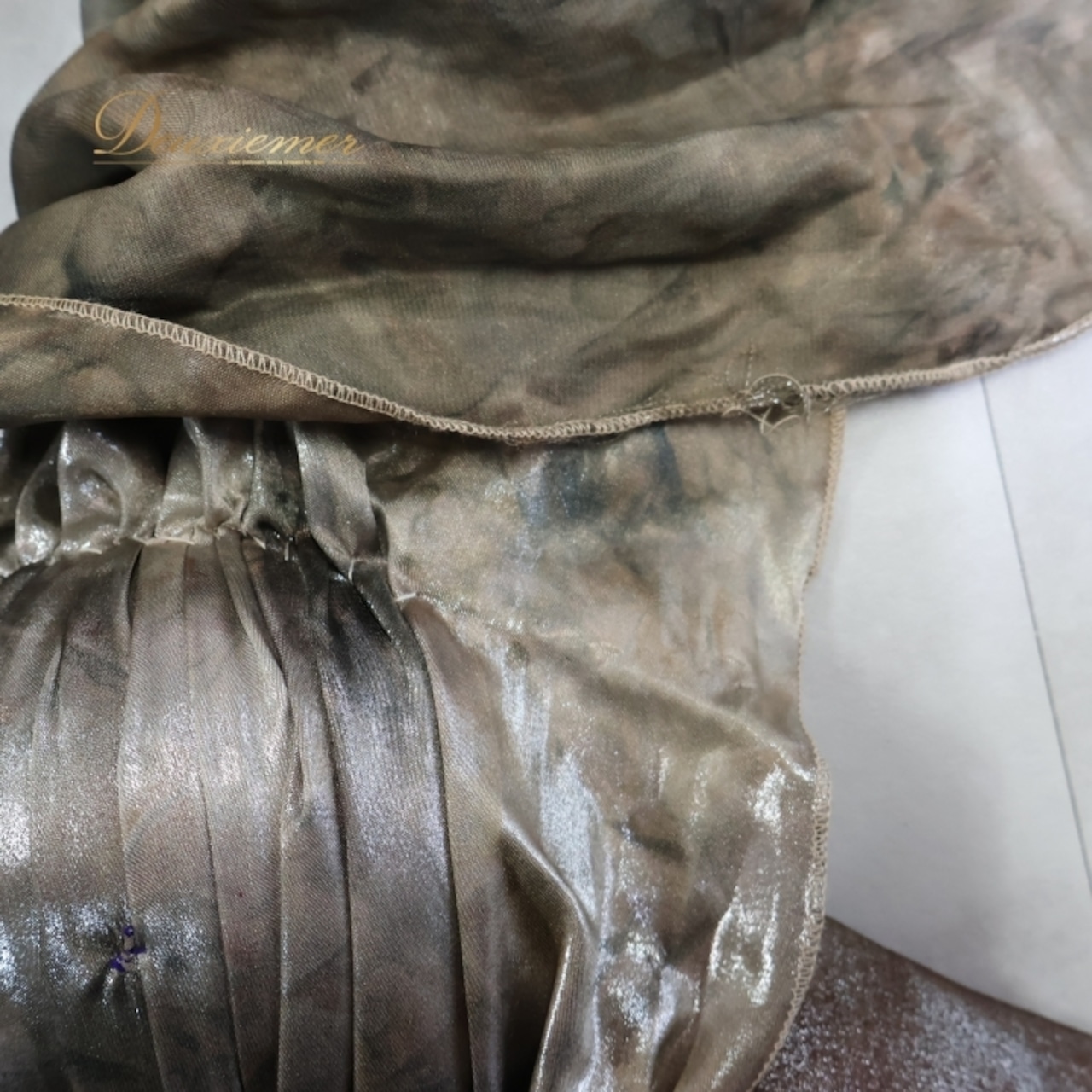 ベリーダンス オリエンタル 衣装 上下セット ゴールド系 光沢 高級感 トップス スカート フリル エジプト製 ダンス衣装 舞台 華やか 金 紫 茶 緑 シンプル キラキラ ステージ ツーピース パープル系 ブラウン系 グリーン系