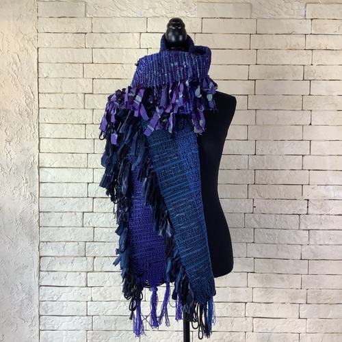 神秘的な紫と大きな房が特徴的な手織り裂き織りマフラー 22SMF001
