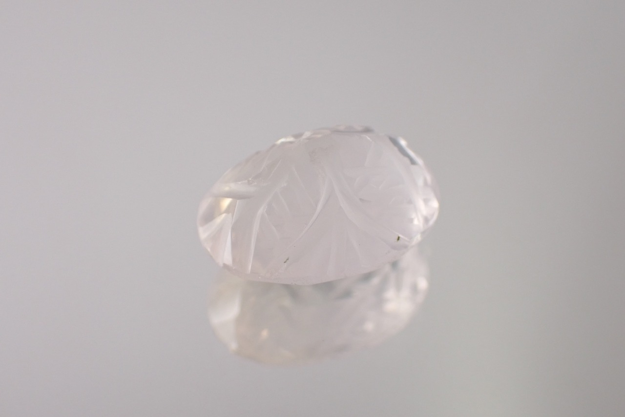 ローズクォーツ(裏彫り彫刻カット)　6.37ct　[C7‐673]