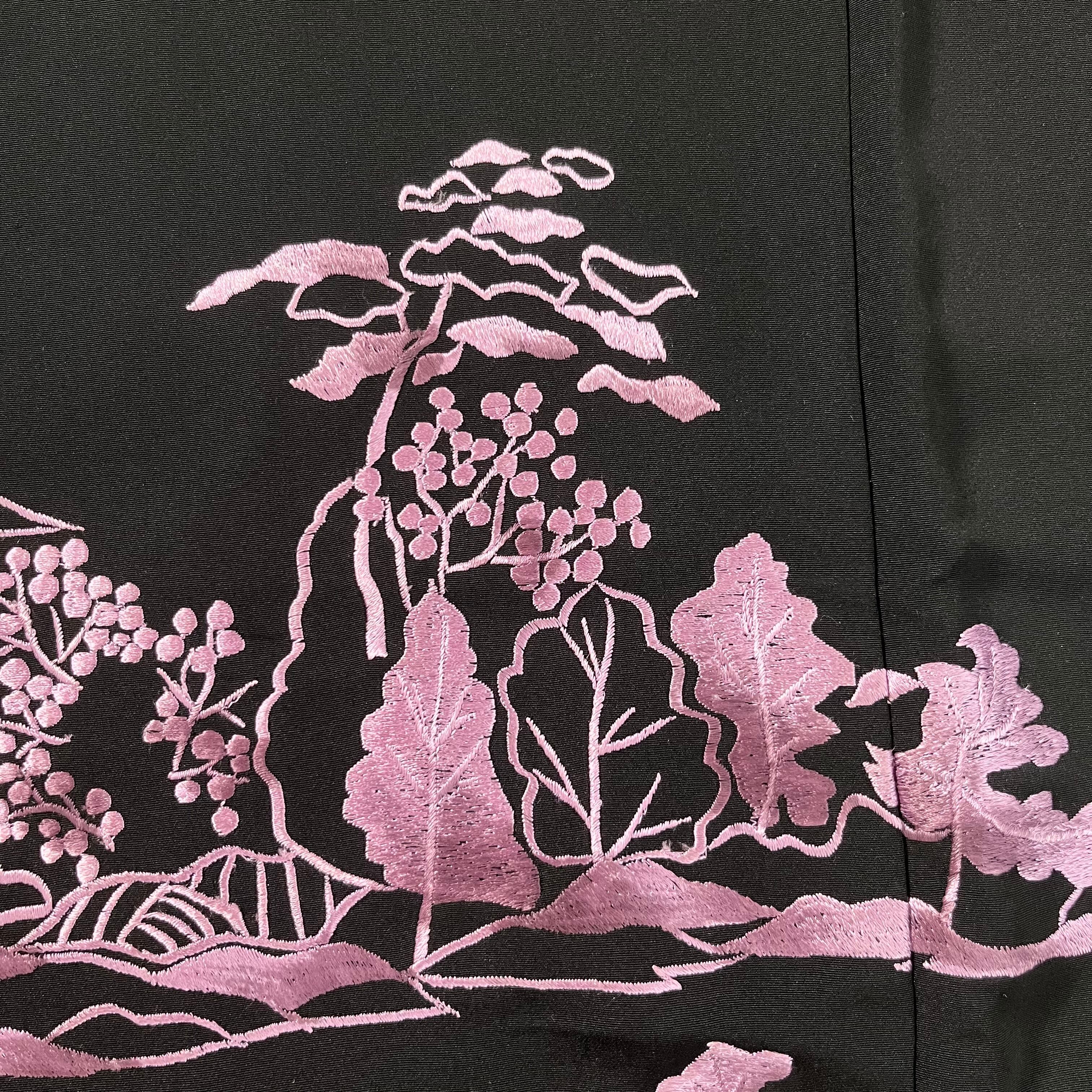 12142】 古着 ヴィンテージ 着物羽織 黒羽織 刺繍 紫 風景模様 レトロ