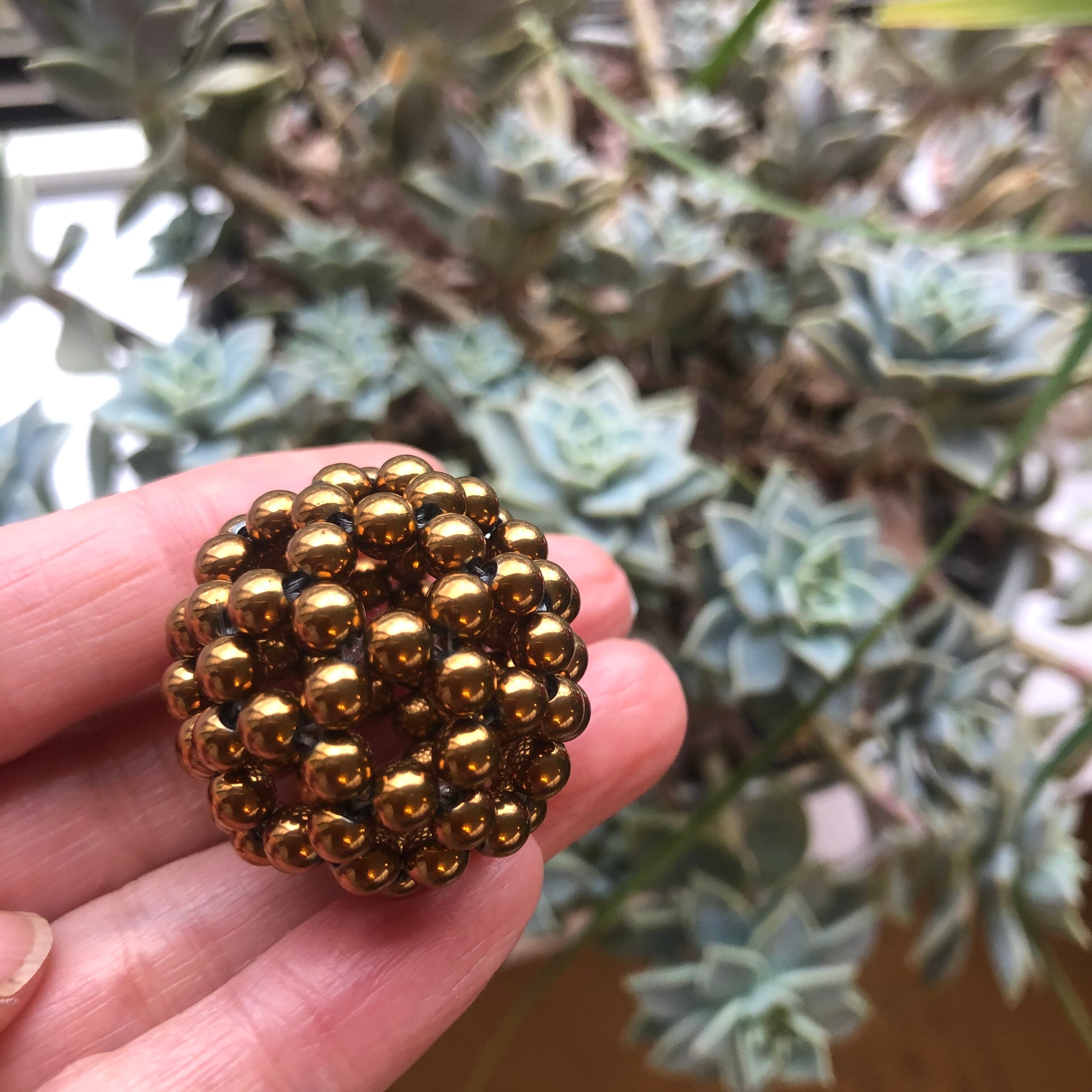 フラーレン】 ヘマタイト（ゴールドコーティング） 約4cm・6mm球 合成