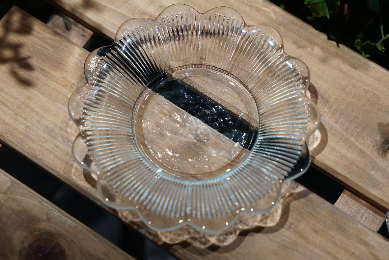 光を集める硝子の花びら 昭和プレスガラスのお皿 | GARDEN IN THE