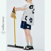 遊び心を重ねた、小花と花びらのホワイトトップス《i0666》