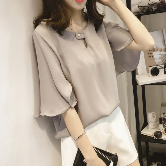 トップス	レディース　ブラウス	袖あり	半袖	薄手	かわいい	大人可愛い	きれいめ	シンプル	カジュアル	大人	上品	おしゃれ	お洒落	大人可愛い	大人女子	こなれ感 ラフ	ガーリー	ルーズ	個性的	クール	主役級	存在感	とろみ感	抜け感	無地	夏	10代	20代	30代	レディース	女性用	学生	通学	デート お出かけ	旅行	着回し	普段使い	重ね着	お揃い	双子	韓国	韓国系	オルチャン	ファッション	コーデ	スタイル	楽ちん　ゆったり	M	L	XL	2XL	3XL 4XL ベージュ　ホワイト　白