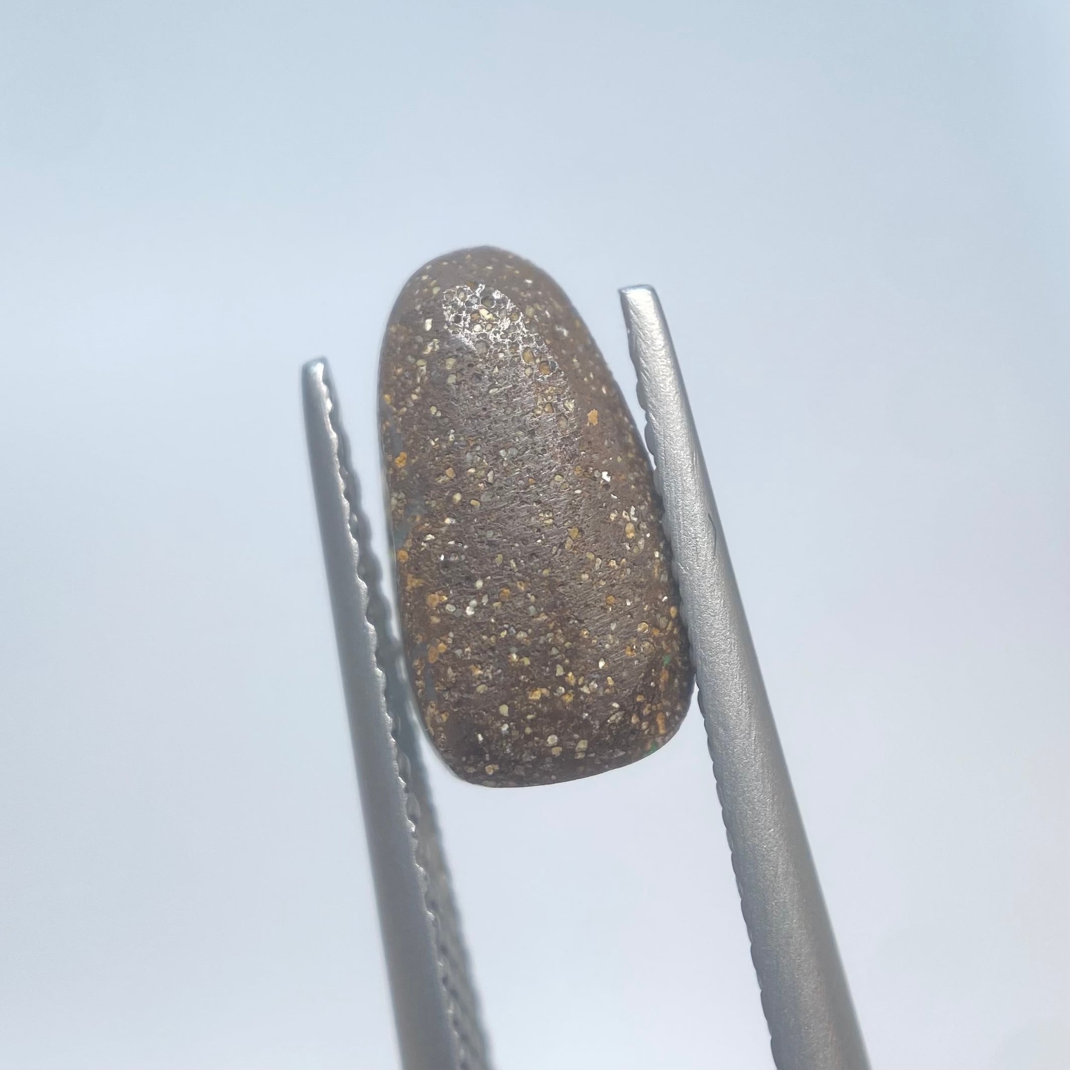 静と動を感じるボルダーオパール