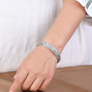 牡丹のバングル - 職人の手による精巧な彫金技術が光る　B078