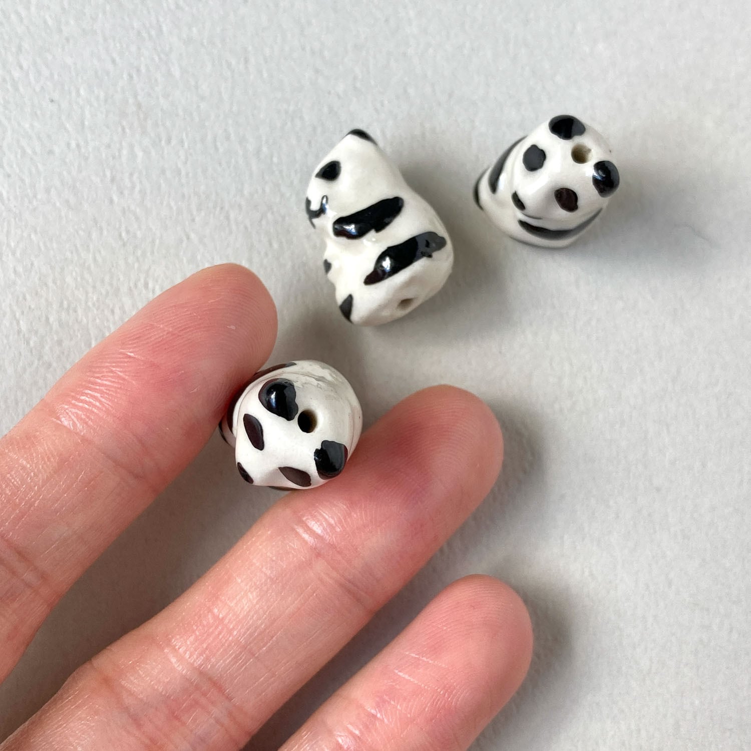 お座りパンダの陶器ビーズ（19mm） | Dua-アクセサリーパーツショップ