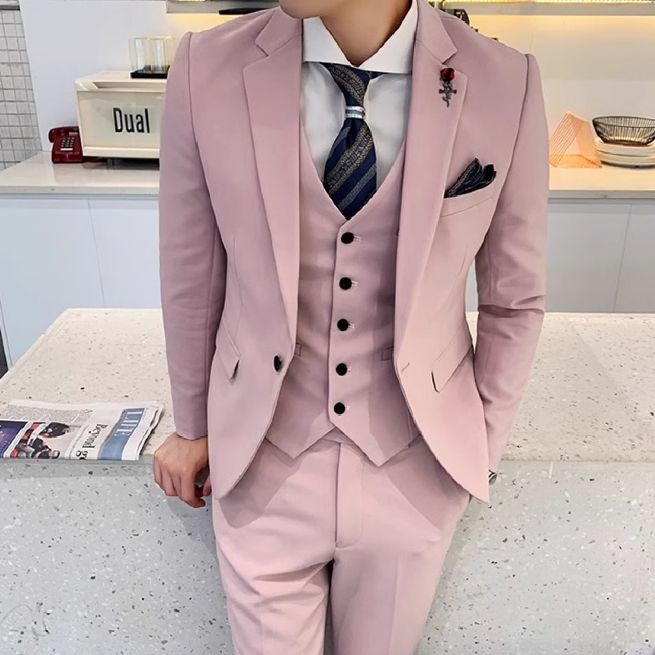 細身のシルエットと洗練されたデザインで注目を集める韓国スタイルのメンズスーツ　SU016