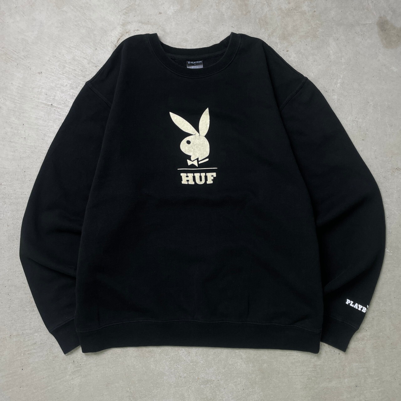 HUF by PLAYBOY ハフ プレイボーイ ロゴフロッキー スウェットシャツ  