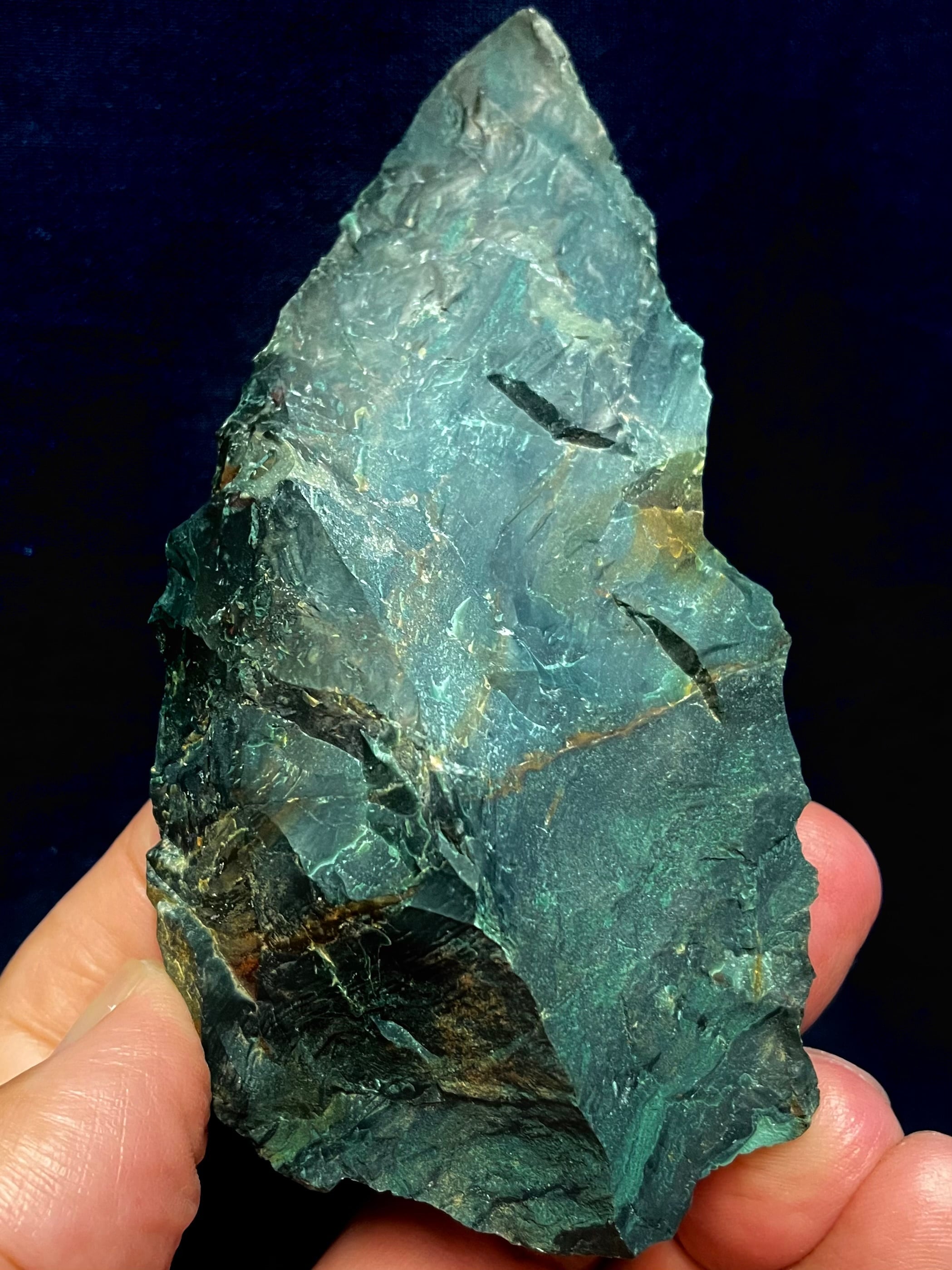 4) 魅惑の深緑!スーパー神聖「出雲石」超濃緑原石(大型)