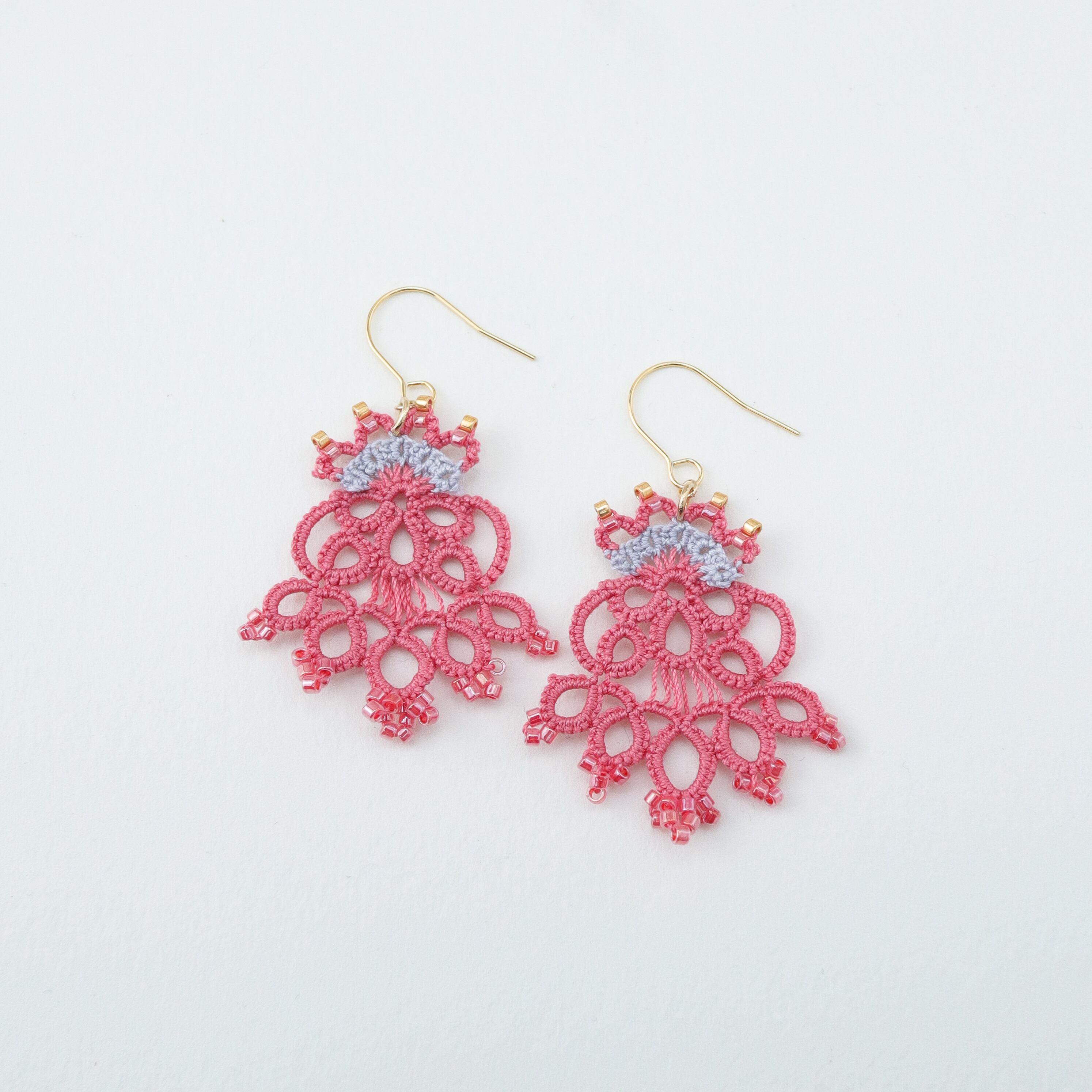 タティングレースとビーズのピアス Rococo＜ロココ＞Coral ※イヤリングに変更可