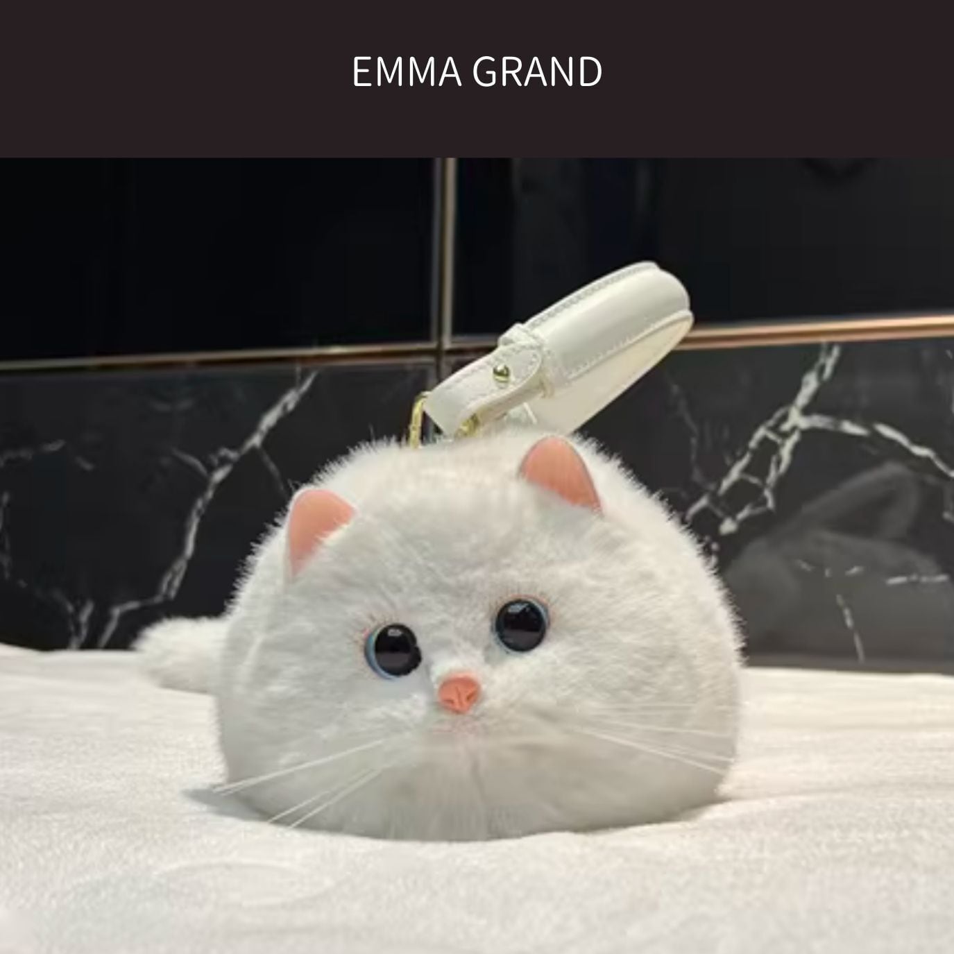 青い目をした白猫 フェイクファーバッグ E00459 | EMMA GRAND