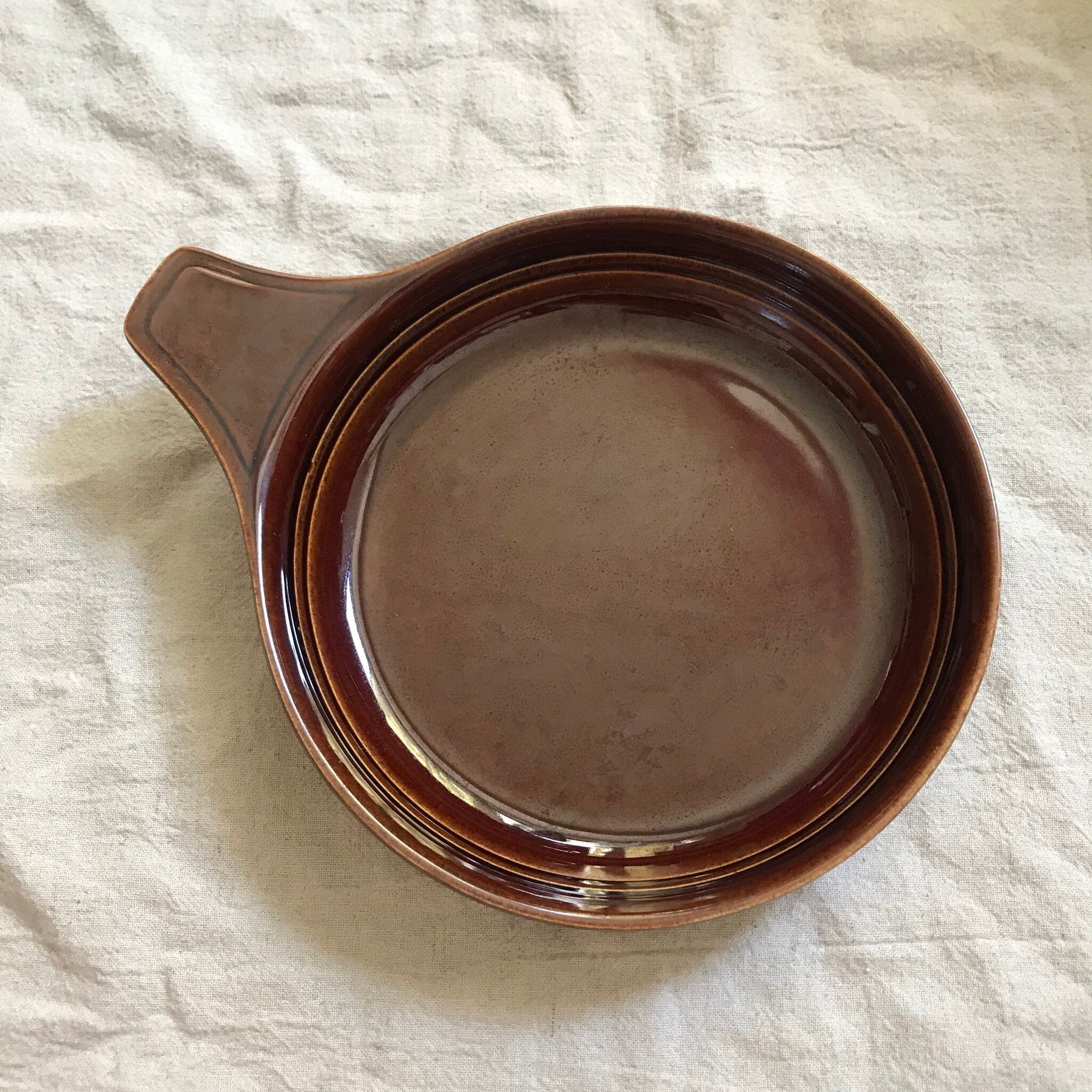 グスタフスベリの茶色の取手付き皿