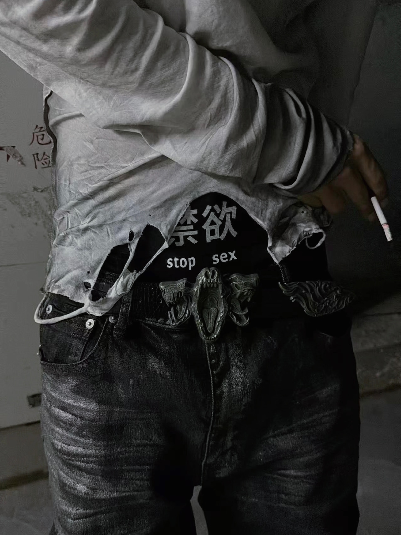 【CinderVein】Distressed Spray Wrinkled Long Sleeve Tee