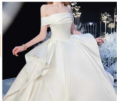 華やか ウエディングドレス 光沢サテン オフショルダー ロングトレー