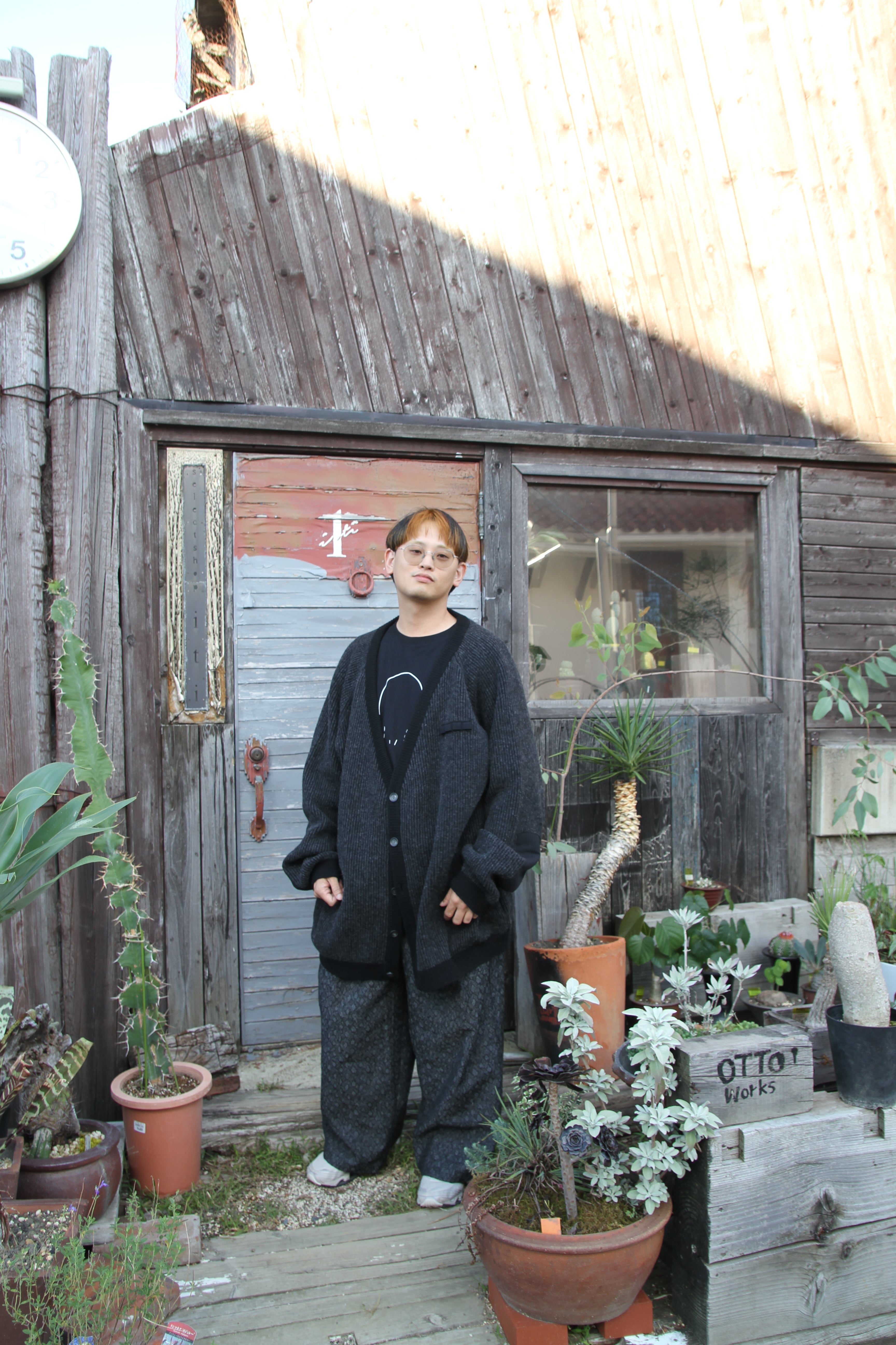 【新作】特注サイズ登場!! 肘当て＆ペンホルダー付きカーディガン「エディターズCD.（チャコール｜EXLサイズ）」