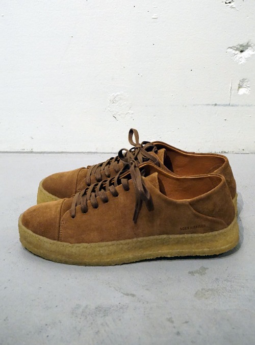 BORN//RAISED MONUMENT LOW COGNAC SUEDE キャメル