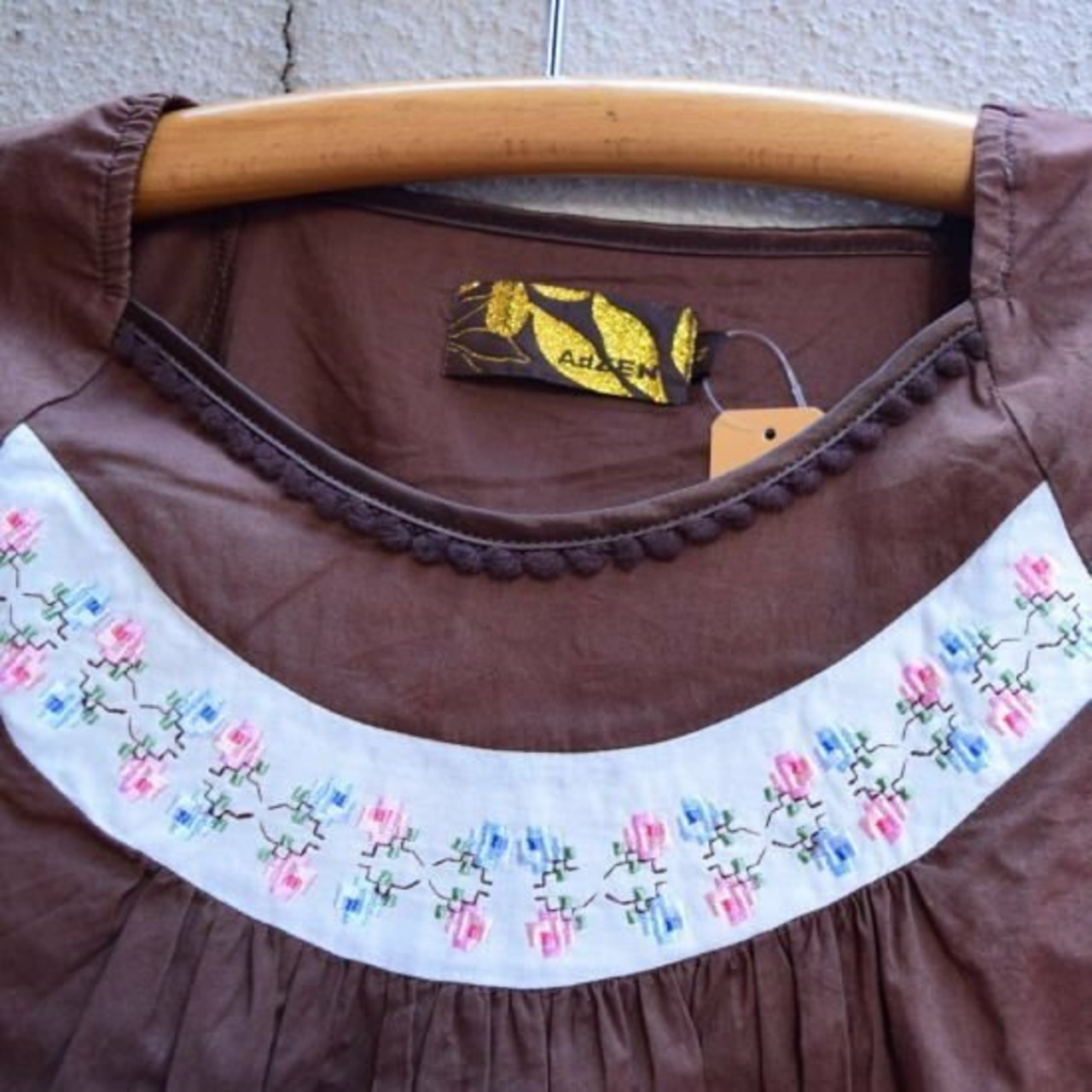  AdZEN アドゼン　お花刺繍スモッグブラウス ブラウン 