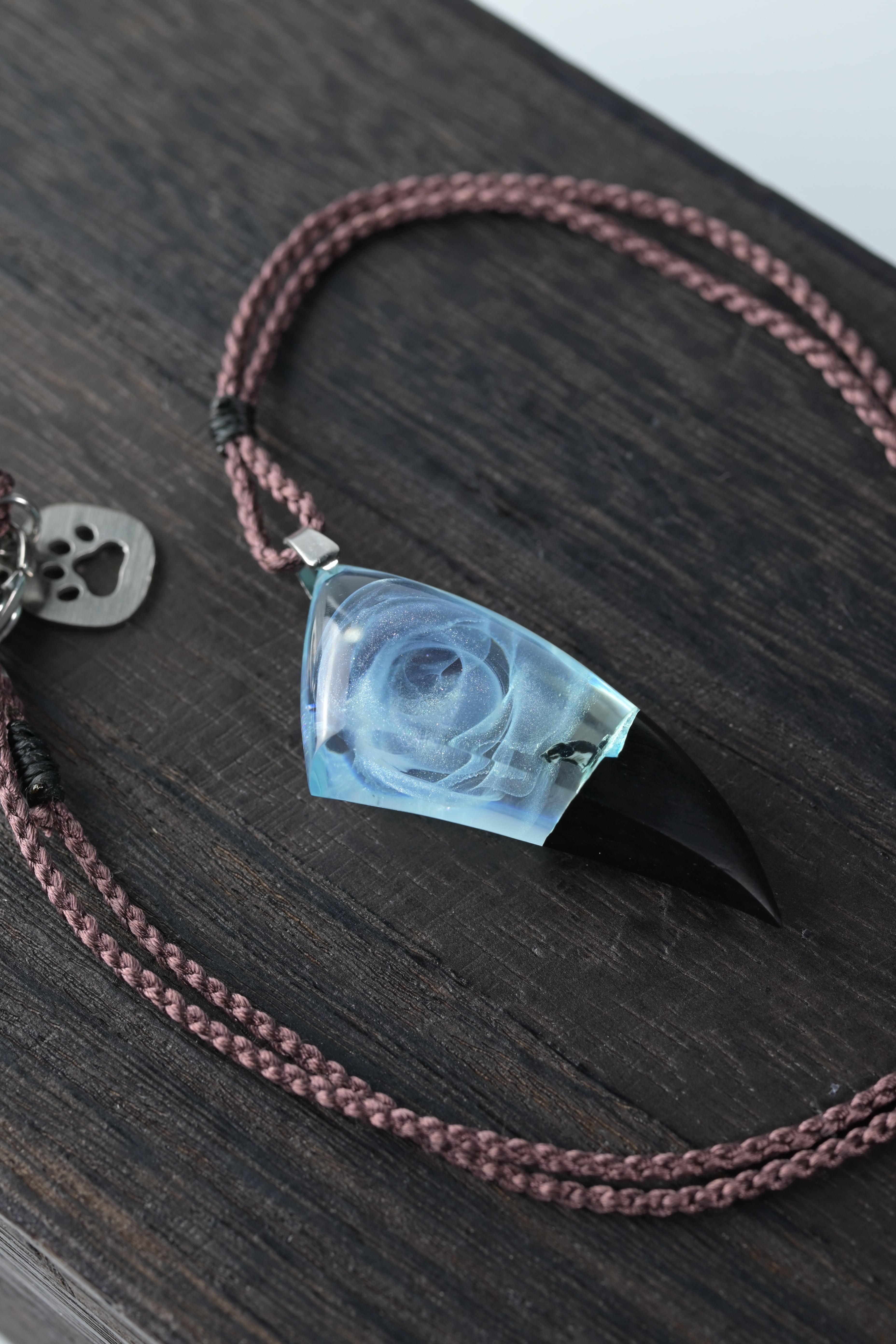 ねこの幸福屋|木とレジンのアクセサリーとオブジェ|ウッドレジン