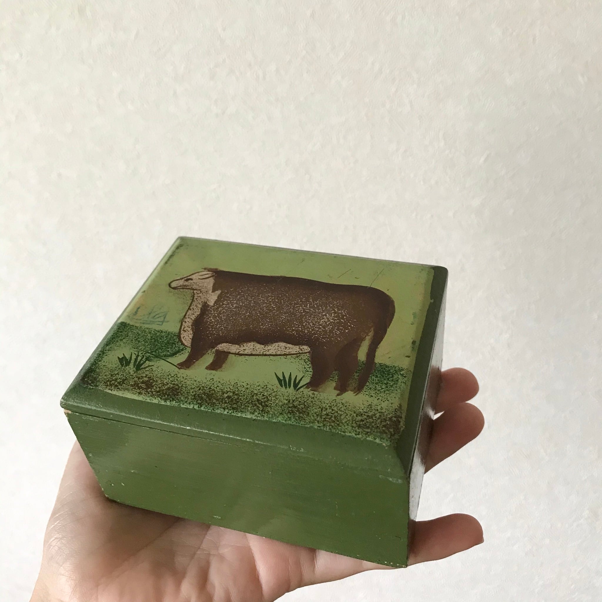 牛の描かれた木箱