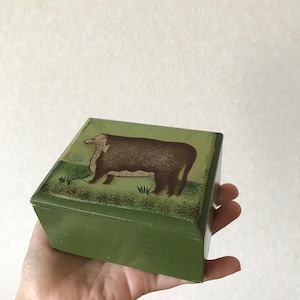 牛の描かれた木箱