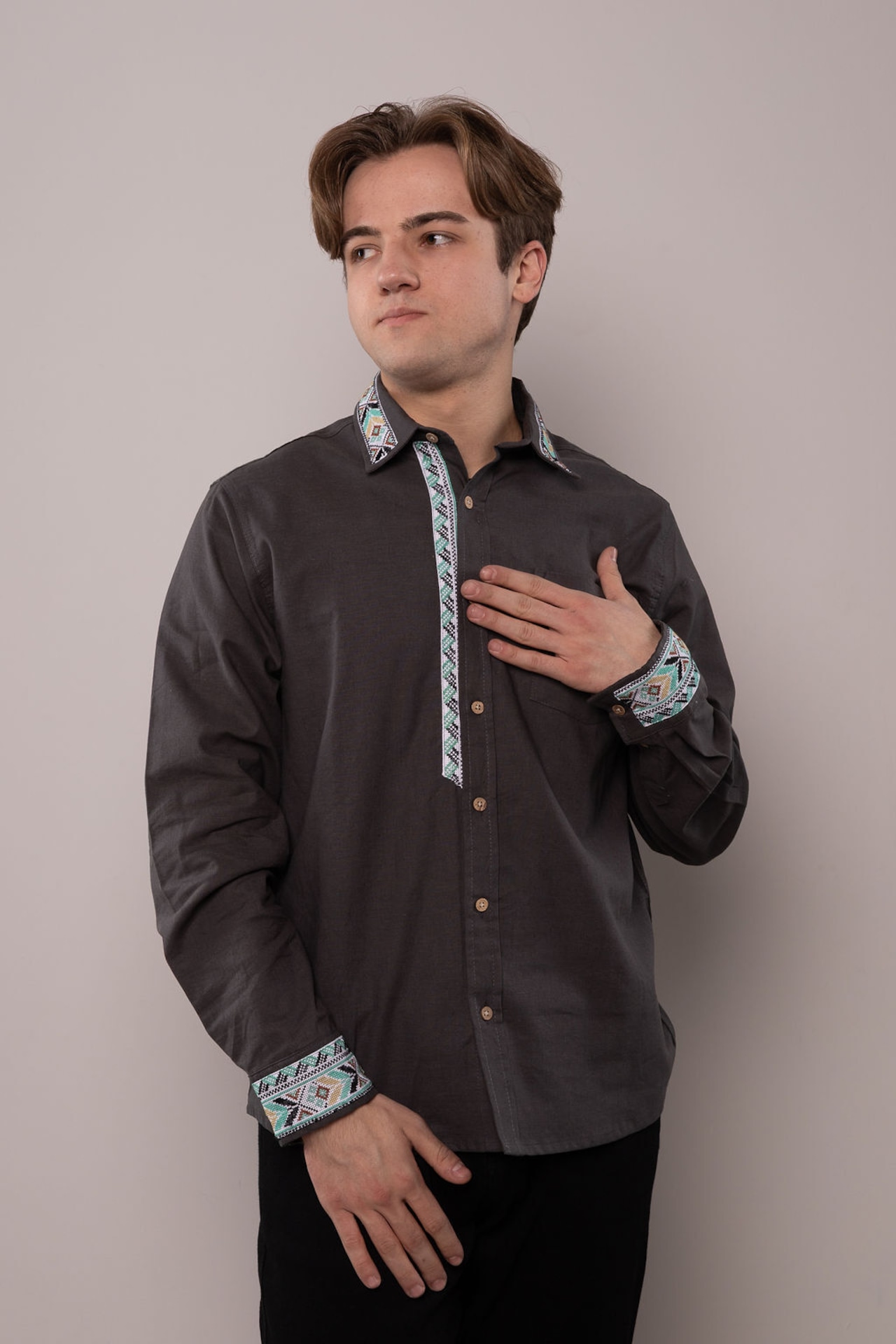 ウクライナ刺繍ヴィシヴァンカ　クロスステッチ手刺繍　M-Lサイズ　メンズ - 1