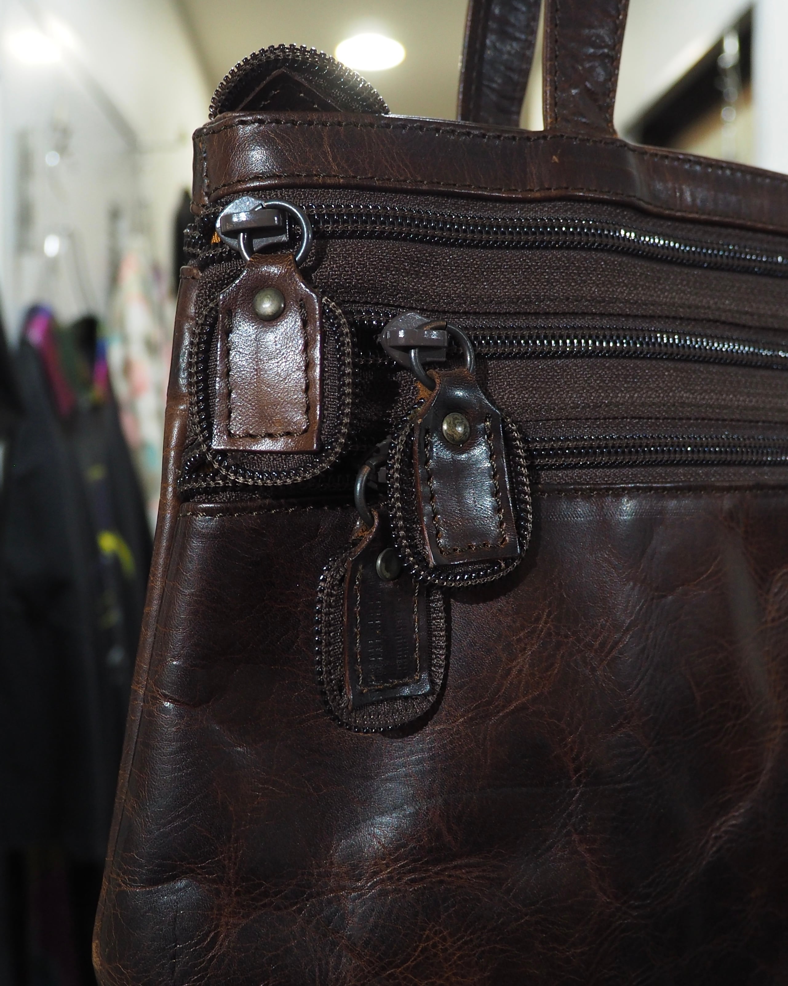 " DINNN " Three Continuing Zip Design Leather Hand Bag