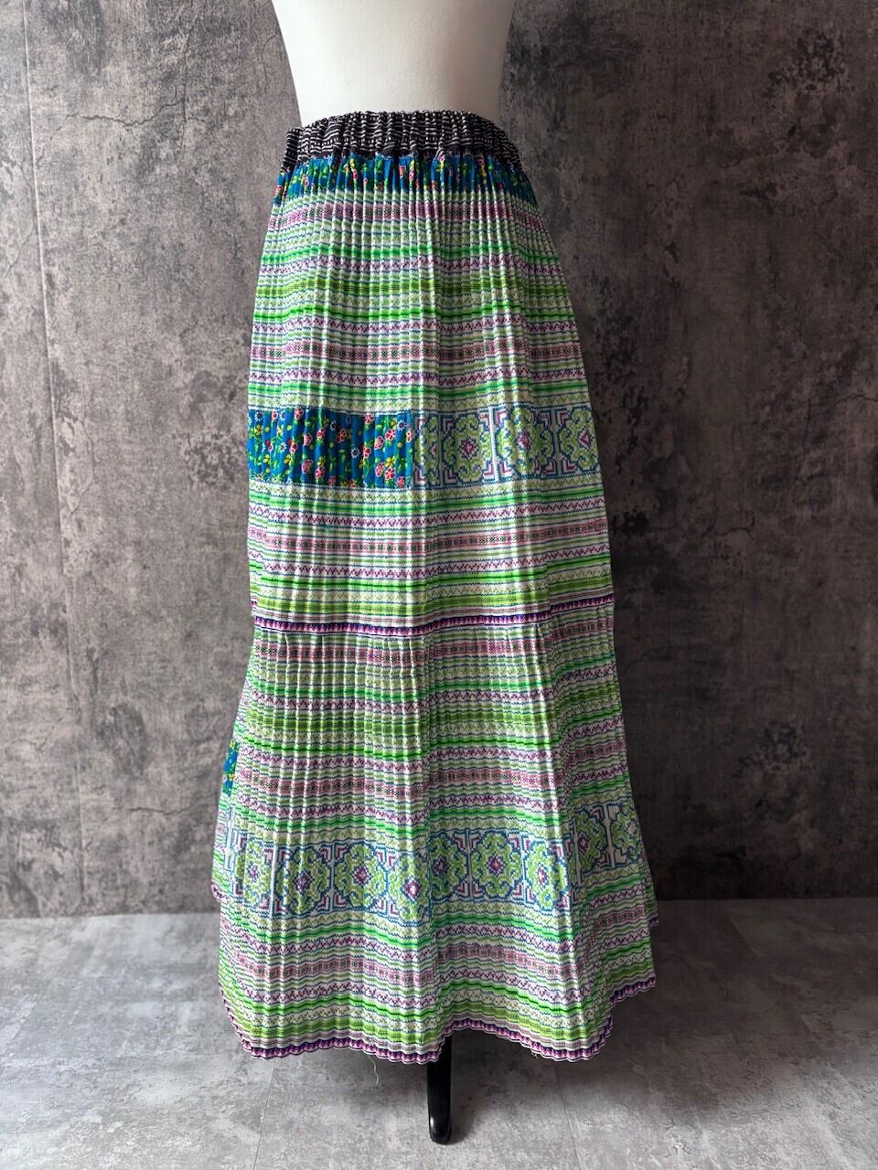 モン族スカート 76 刺繍ロングスカート ウェストろうけつバティック