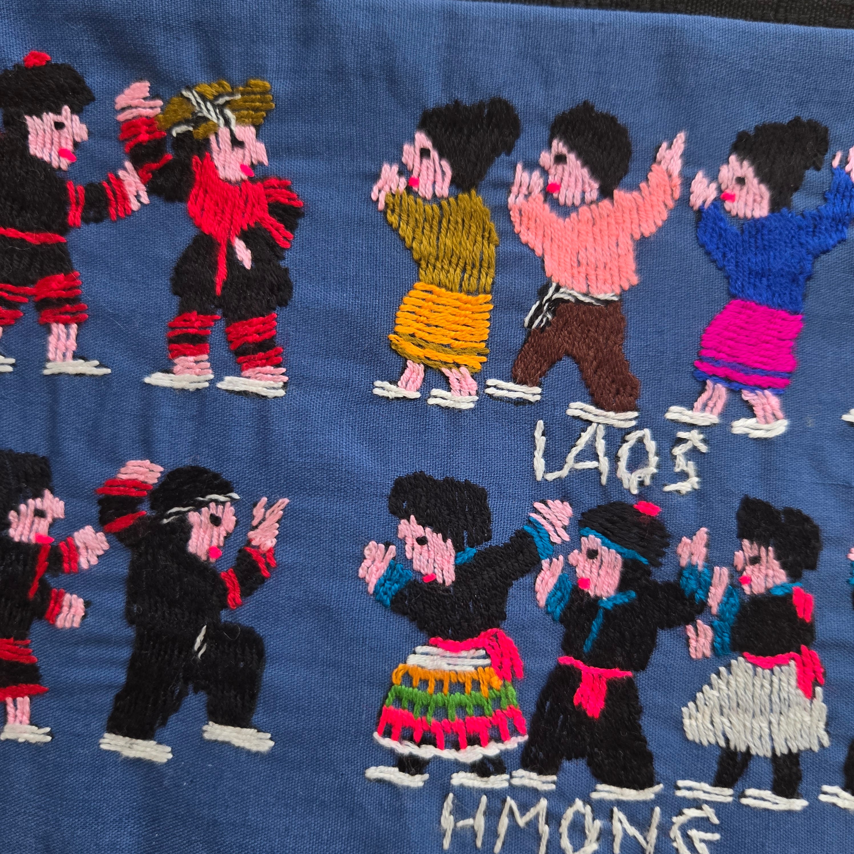 ラオス モン族手刺繍ポーチ・ラオスの人々 | gururi