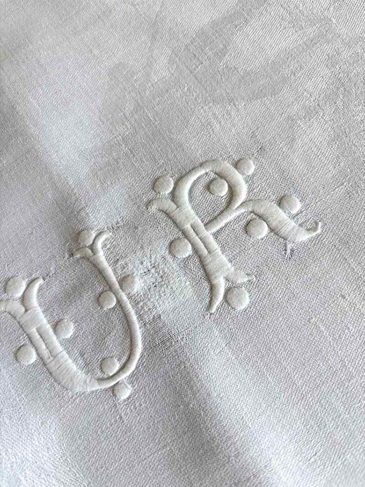 テーブルリネン 白糸刺繍UR　ダマスク織　かけつぎあり 19clh21-1