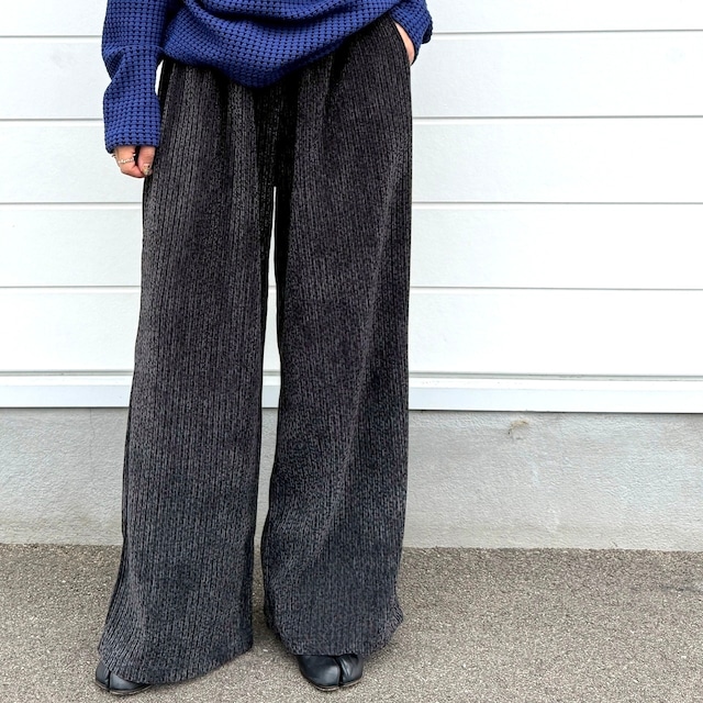 さり気なく個性が光るレオパードプリーツパンツ