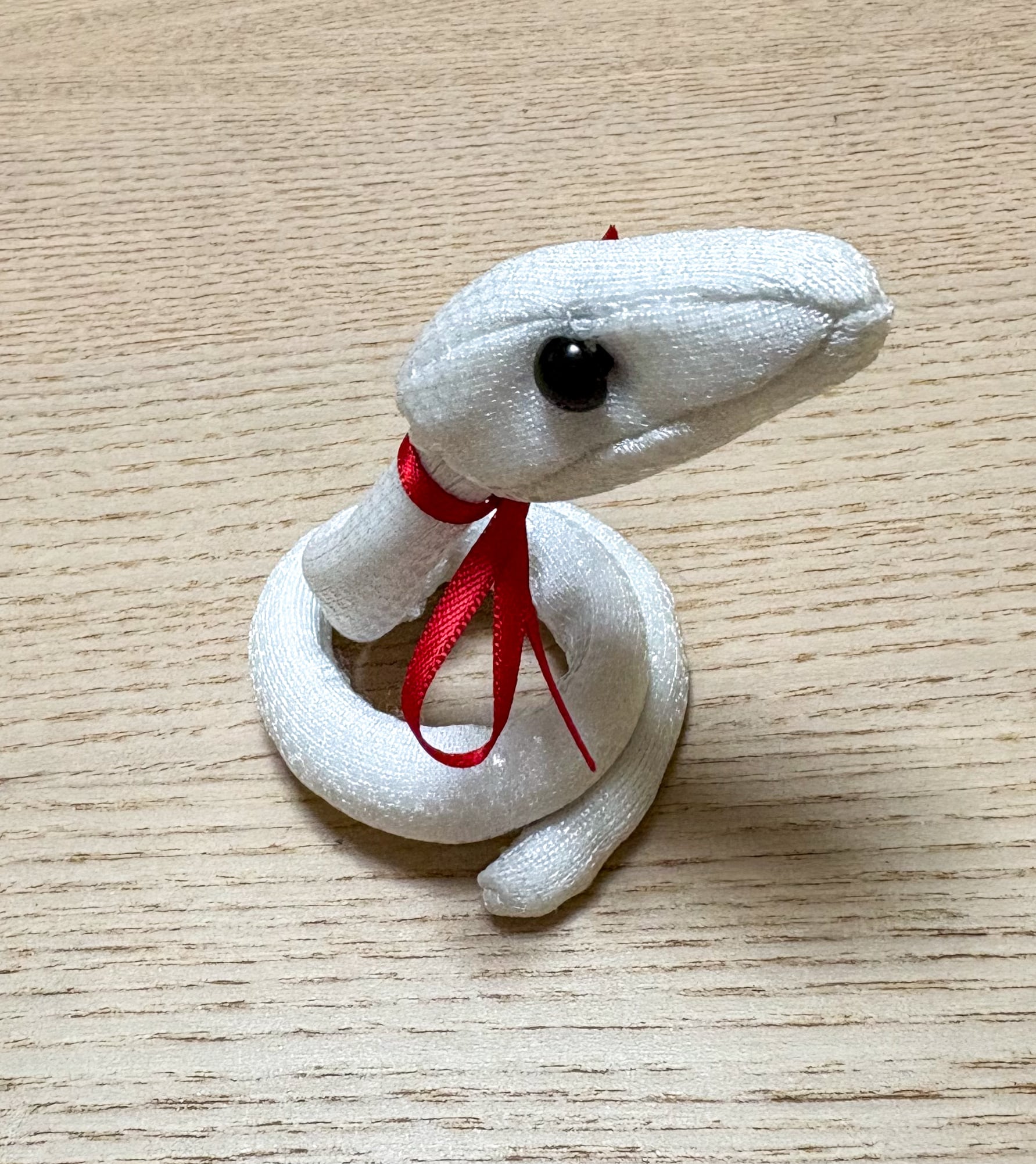 白蛇のぬいぐるみ