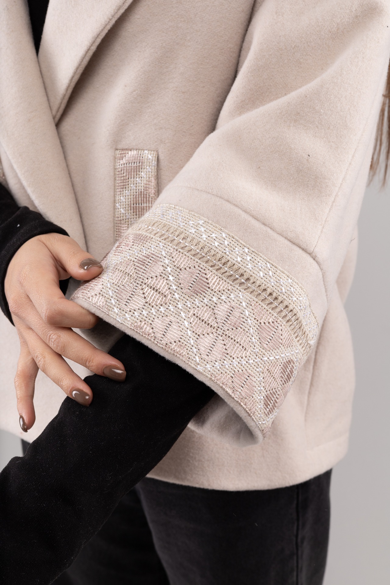 ウクライナ産プレミアムウール100%ジャケットコート（白）平行縫い　シルク手刺繍 - 3