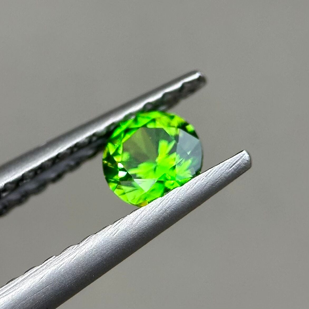 デマントイドガーネット 4.1x4.1x2.7mm,0.33ct, ロシア産 | ROSWAY