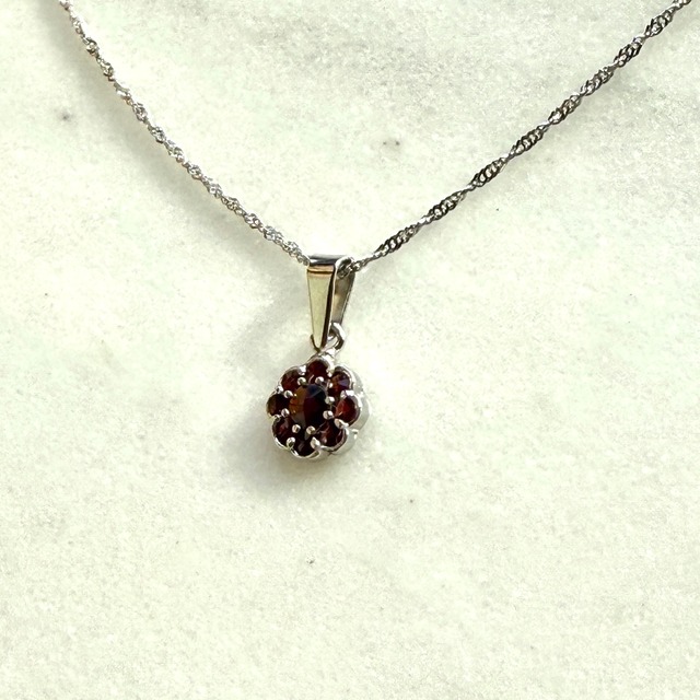 【本場買い付け】【最高品質】【超美石】ガーネット　ペンダント（チェーンつき）NO.17