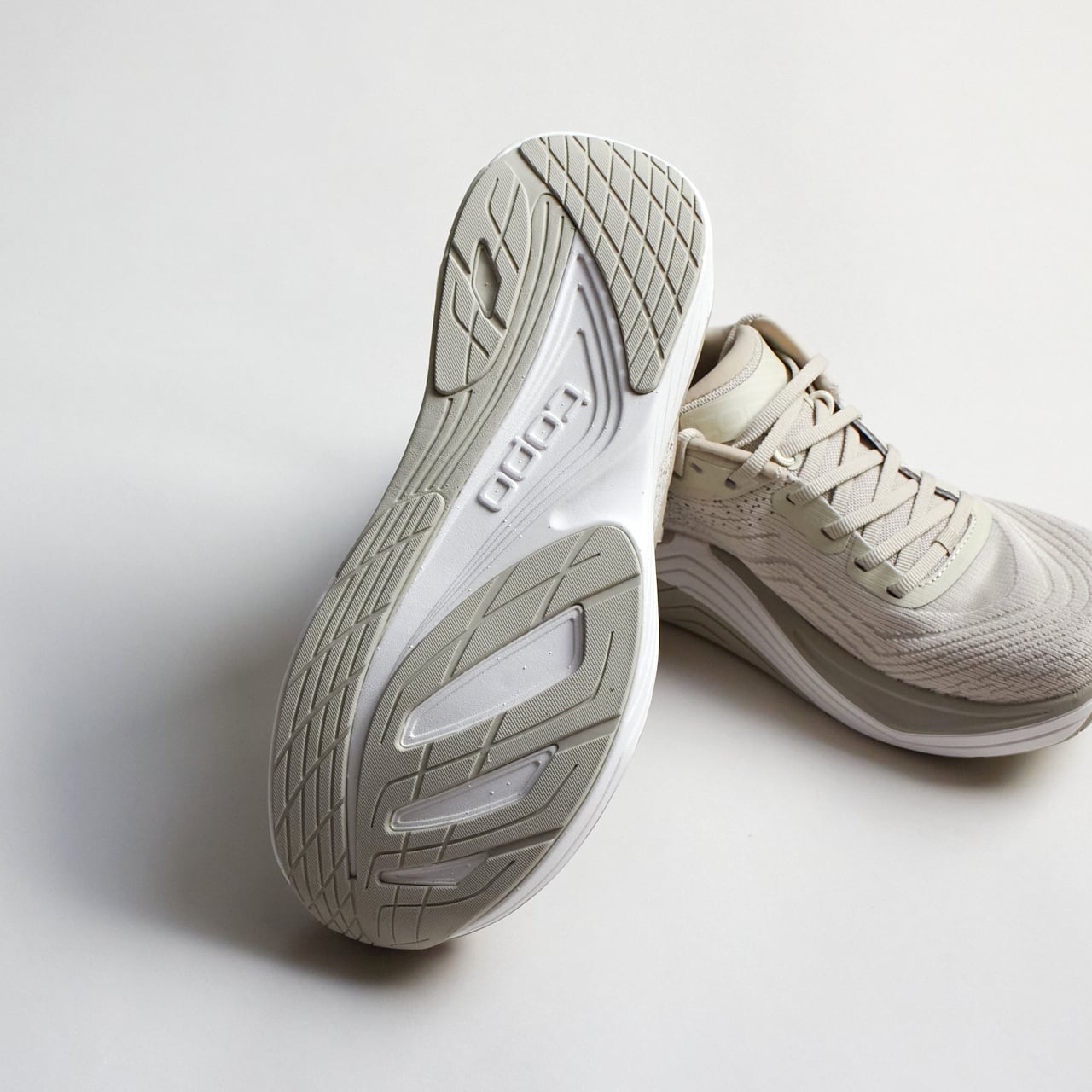 Topo Athletic（トポ アスレチック）ULTRAFLY 5 -Tan/White（WOMEN