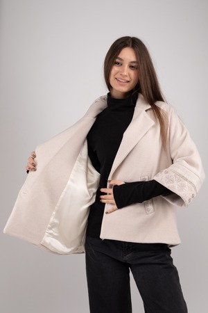 ウクライナ産プレミアムウール100%ジャケットコート（白）平行縫い　シルク手刺繍