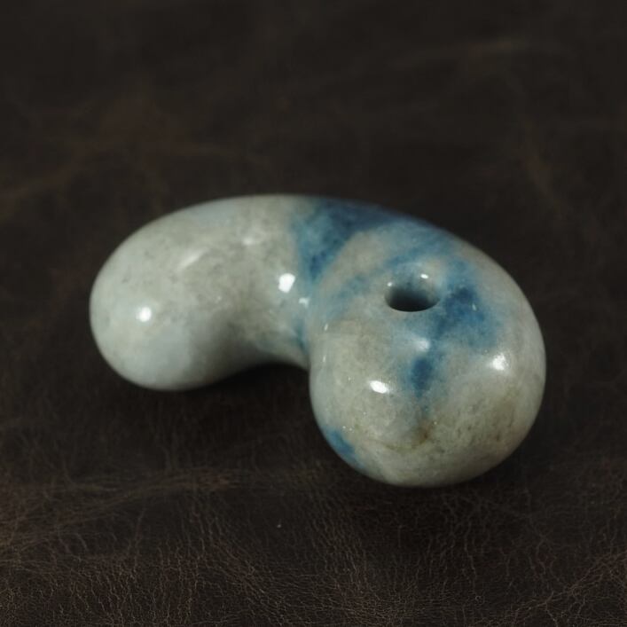 糸魚川翡翠 コン沢 青翡翠 大きめの勾玉 27.3g Itoigawa Blue Jadeite